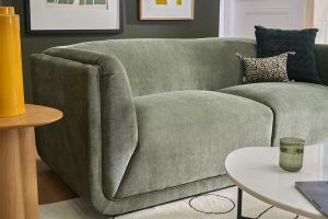Divano design 3 posti in tessuto effetto velluto verde kaki HOSBO