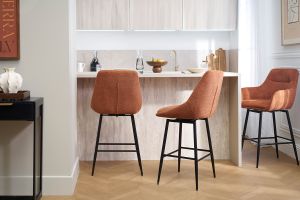 Tabourets de bar pivotants 360° en tissu effet velours texturé terre brûlée et métal H66 cm (lot de 2) ALESS