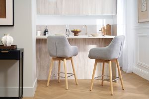 Tabourets de bar scandinaves pivotants 360° en tissu effet velours texturé gris clair et bois clair H65 cm (lot de 2) ALESS