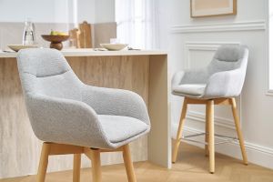 Tabourets de bar scandinaves pivotants 360° en tissu effet velours texturé gris clair et bois clair H65 cm (lot de 2) ALESS