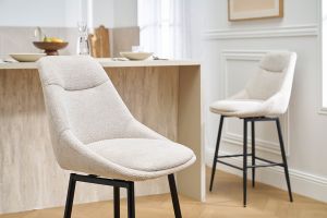 Tabourets de bar pivotants 360° en tissu effet velours texturé beige et métal H66 cm (lot de 2) ALESS