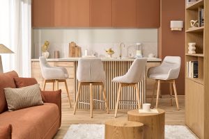 Tabourets de bar scandinaves pivotants 360° en tissu effet velours texturé beige et bois clair H65 cm (lot de 2) ALESS