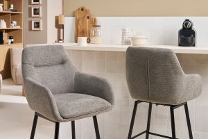 Tabourets de bar pivotants 360° en tissu effet velours texturé gris et métal H65.5 cm (lot de 2) ALESS