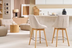 Tabourets de bar scandinaves pivotants 360° en tissu effet velours texturé beige et bois clair H65 cm (lot de 2) ALESS