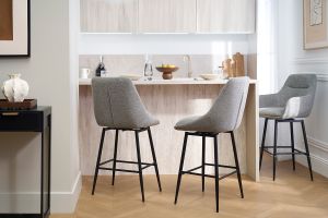 Tabourets de bar pivotants 360° en tissu effet velours texturé gris et métal H66 cm (lot de 2) ALESS