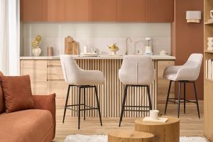 Tabourets de bar pivotants 360° en tissu effet velours texturé beige et métal H65.5 cm (lot de 2) ALESS