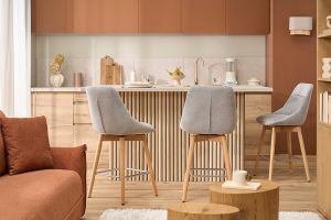 Tabourets de bar scandinaves pivotants 360° en tissu effet velours texturé gris clair et bois clair H65 cm (lot de 2) ALESS