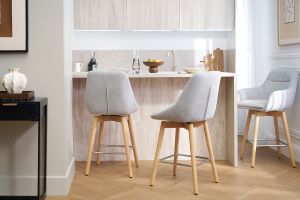 Tabourets de bar scandinaves pivotants 360° en tissu effet velours texturé gris clair et bois clair H65 cm (lot de 2) ALESS