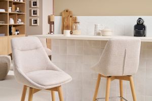 Tabourets de bar scandinaves pivotants 360° en tissu effet velours texturé beige et bois clair H65 cm (lot de 2) ALESS