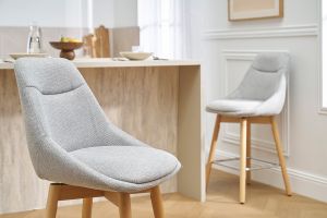 Tabourets de bar scandinaves pivotants 360° en tissu effet velours texturé gris clair et bois clair H65 cm (lot de 2) ALESS
