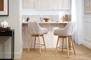 Tabourets de bar scandinaves pivotants 360° en tissu effet velours texturé beige et bois clair H65 cm (lot de 2) ALESS