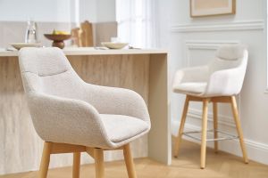 Tabourets de bar scandinaves pivotants 360° en tissu effet velours texturé beige et bois clair H65 cm (lot de 2) ALESS