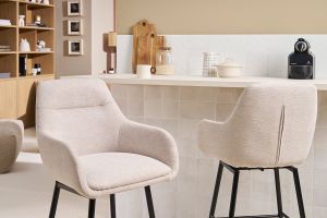 Sgabelli da bar girevoli 360° in tessuto effetto velluto beige e metallo H65.5 cm (set di 2) ALESS