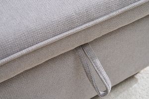 Canapé d'angle convertible réversible avec coffre 3 places en tissu chenille gris et bois clair ORSO