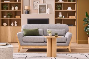 Canapé scandinave 2 places en tissu gris et bois clair YOKO