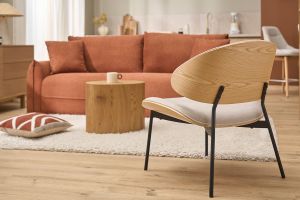 Fauteuil en tissu effet velours texturé beige, bois clair et métal noir FABULO