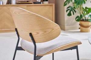 Fauteuil en tissu effet velours texturé beige, bois clair et métal noir FABULO