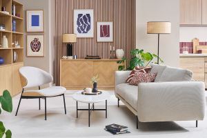 Fauteuil en tissu effet velours texturé beige, bois clair et métal noir FABULO