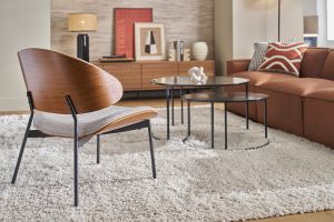 Fauteuil en tissu effet velours texturé gris, bois foncé et métal noir FABULO