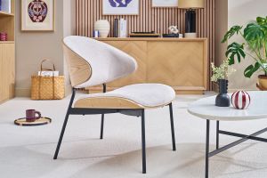 Fauteuil en tissu effet velours texturé beige, bois clair et métal noir FABULO