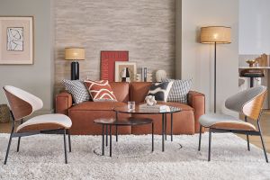 Fauteuil en tissu effet velours texturé beige, bois foncé et métal noir FABULO
