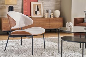 Fauteuil en tissu effet velours texturé beige, bois foncé et métal noir FABULO