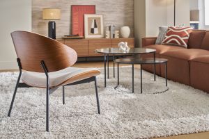 Fauteuil en tissu effet velours texturé beige, bois foncé et métal noir FABULO