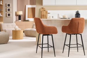 Tabourets de bar pivotants 360° en tissu effet velours texturé terre brûlée et métal H65.5 cm (lot de 2) ALESS