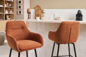 Tabourets de bar pivotants 360° en tissu effet velours texturé terre brûlée et métal H65.5 cm (lot de 2) ALESS