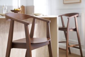 Tabourets de bar scandinaves en bois foncé H66.5 cm (lot de 2) BAHIA