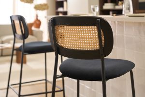 Tabourets design en velours noir, métal noir et cannage rotin (lot de 2) MIRANDA