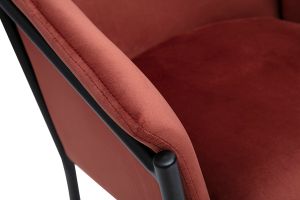 Chaise design en tissu velours rouge tomette et métal noir BRIANE