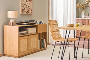 Buffet de rangement vinyles finition bois clair chêne et cannage rotin L130 cm ALICANTE