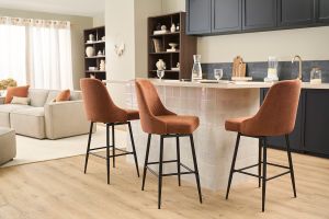 Tabourets de bar pivotants 360° en tissu chenille terre brûlée et métal H66 cm (lot de 2) HASTA