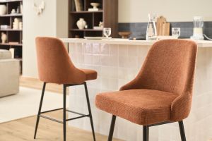 Tabourets de bar pivotants 360° en tissu chenille terre brûlée et métal H66 cm (lot de 2) HASTA