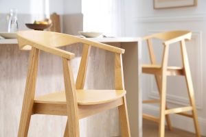 Tabourets de bar scandinaves en bois clair H66.5 cm (lot de 2) BAHIA