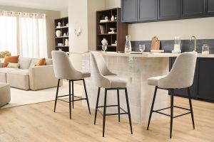 Tabourets de bar pivotants 360° en tissu chenille vert céladon et métal H66 cm (lot de 2) HASTA