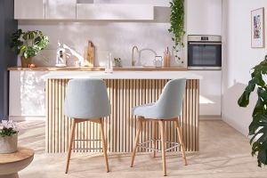 Tabourets de bar scandinaves pivotants 360° en tissu chenille vert kaki et bois hêtre massif H65 cm (lot de 2) HASTA