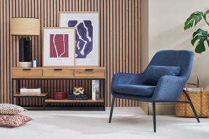 Fauteuil design en tissu effet velours texturé bleu foncé et métal noir MAXINE