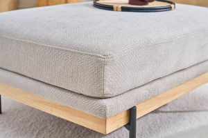 Pouf repose pieds en tissu chenille beige et métal noir TODD