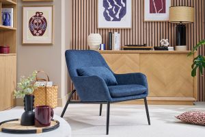Fauteuil design en tissu effet velours texturé bleu foncé et métal noir MAXINE