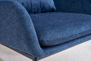 Fauteuil design en tissu effet velours texturé bleu foncé et métal noir MAXINE
