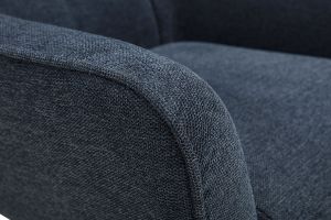 Fauteuil scandinave pivotant en tissu effet velours texturé bleu foncé et métal AVERY
