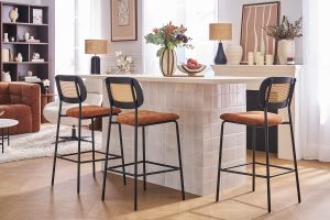 Tabourets design en tissu effet velours texturé terre brulée, métal noir et cannage rotin (lot de 2) MIRANDA