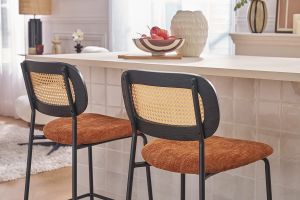 Tabourets design en tissu effet velours texturé terre brulée, métal noir et cannage rotin (lot de 2) MIRANDA
