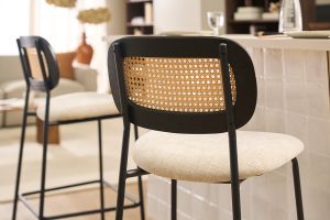 Tabourets design en tissu effet velours texturé beige, métal noir et cannage rotin (lot de 2) MIRANDA