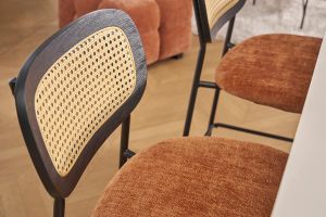 Tabourets design en tissu effet velours texturé terre brulée, métal noir et cannage rotin (lot de 2) MIRANDA