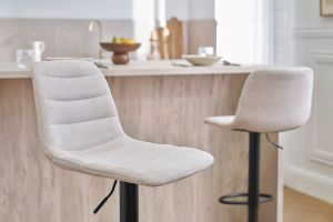 Sgabelli da bar regolabili in tessuto effetto velluto testurizzato beige e metallo (set di 2) SAURY