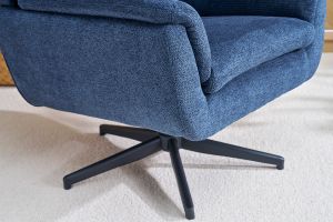 Fauteuil pivotant en tissu chenille bleu foncé et métal noir JONAH