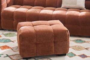 Pouf repose-pieds design en tissu effet velours terre brûlée CORTO